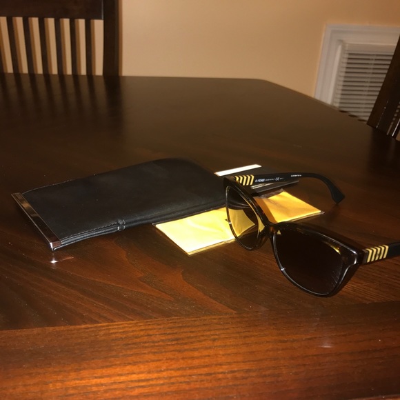 BRAND NEW Fendi 0054/S Wayfarer Sunglasses - Picture 3 of 3
